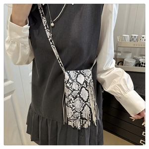 Détail du mini sac bandoulière à motif serpent avec de longues franges pour femme