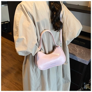 Détail du sac hobo en cuir verni rose brillant avec bandoulière réglable et zip argenté