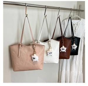 Détails de motifs gaufrés et breloques de chat sur de grands sacs cabas colorés