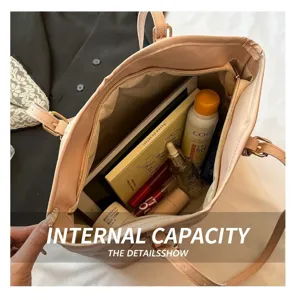 Vista dall'alto dell'interno della borsa tote rosa con spazio per libri e cosmetici