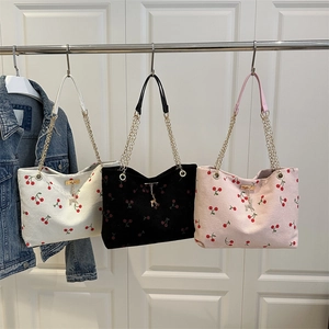 Borse tote in velluto a coste con motivi ciliegia e ciondoli cervo in bianco nero rosa