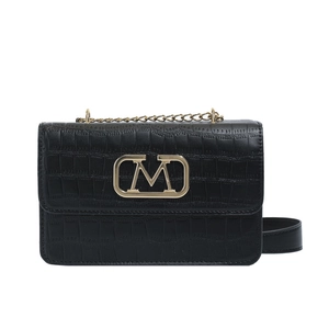 Bolso bandolera cuadrado negro con textura de cocodrilo y hebilla metálica dorada en M