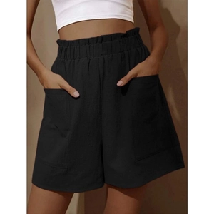 Details von schwarzen Baumwoll-Leinen-Shorts mit hoher Taille und großen Taschen im Paperbag-Stil