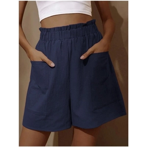 Detail von dunkelblauen High-Waist-Shorts mit elastischem Bund und großen aufgesetzten Taschen