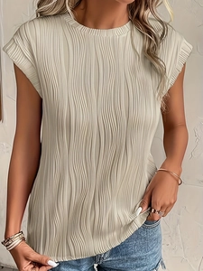 Haut chic sans manches beige avec plis verticaux et encolure ronde classique élégante
