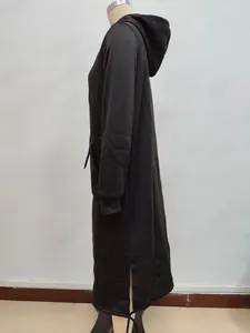 Vue détaillée du sweat à capuche long noir avec fentes latérales et cordon de serrage