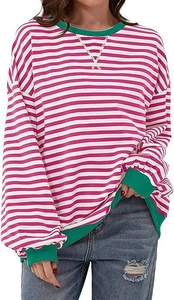 Dettaglio della maglia a righe rosa con scollo a coste verde e cucitura a V frontale
