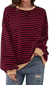 Dettaglio della felpa a righe rosse e nere con polsini beige e scollatura con cucitura a V