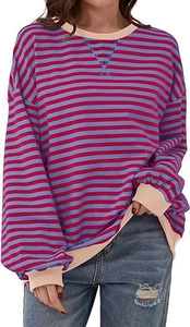 Dettaglio di maglia a righe rosse e blu con scollo rotondo a coste color crema e cuciture a X