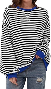 Dettaglio della maglia a righe a maniche lunghe con scollo a costine blu e cuciture decorative