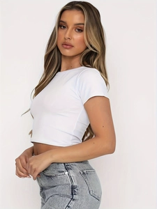 Vue latérale du haut court blanc et d'un jean gris sur un mannequin pour un look décontracté