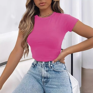 T-shirt court rose vif à col rond pour femme avec coupe ajustée et jean en denim