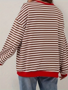 Vista posteriore di una t-shirt a righe con polsini a costine rosse a contrasto