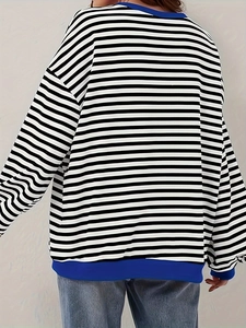 Vista posteriore della maglia a righe oversize con orlo e scollo a coste blu a contrasto