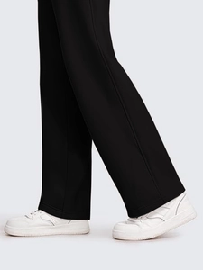 Detailed close-up of high-waist wide-leg sweatpants featuring fine hem and premium draping