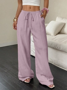 Detalle de pantalones anchos lavanda de cintura alta con tejido texturizado y bolsillos