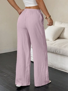 Vista detallada de la textura plisada lavanda y la cintura elástica del pantalón ancho