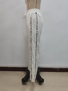 Detail der weißen Kordelzug-Hose mit Leopardenmuster-Seitenstreifen-Akzenten für Damen