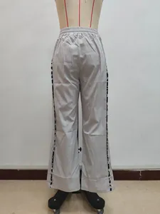 Detail der silbergrauen weiten Hose mit Leopardenstreifen und elastischem Bund
