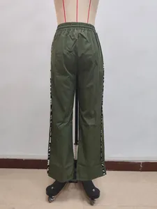Detail der weiten armee-grünen Hose mit elastischem Bund und seitlichen Leopardenstreifen