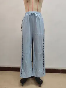 Detail der weit geschnittenen Hose mit Kordelzug und Leopardenmuster-Seitenstreifen