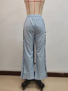 Detailansicht hellblaue weite Hose mit Kordelzugbund und floralen Seiteneinsätzen