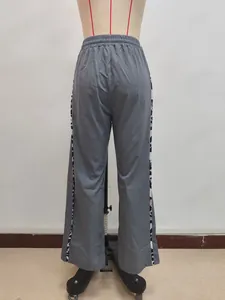 Detail einer grauen weiten Hose mit Kordelzug und Seitenstreifen im Leoparden-Print