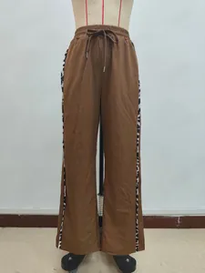 Details vom Kordelzug am Bund der weiten Hose mit Leopardenmuster-Seiteneinsätzen