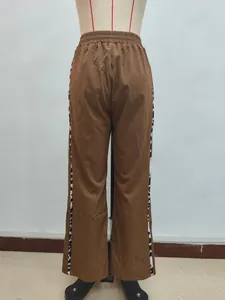 Detail der braunen Weitbeinhose mit Kordelzug in der Taille und Leopardenmuster-Seitenstreifen