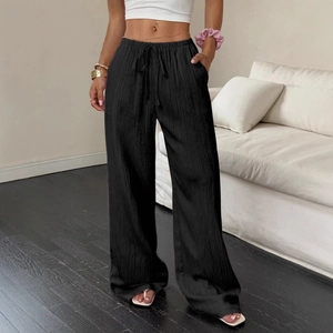 Pantalón ancho negro para mujer en tejido texturizado con cordón y bolsillos laterales