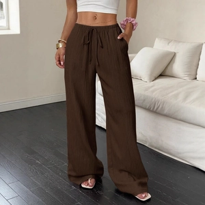 Pantalones anchos de mujer en tela texturizada marrón con cintura alta elástica y bolsillos laterales