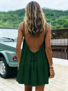 Robe dos nu vert foncé à fines bretelles avec laçage et texture de coton naturel