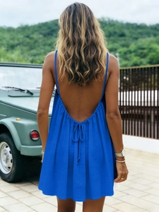 Robe d'été bleue dos nu avec fines bretelles et élégant détail de laçage