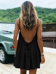 Mini-robe dos nu noire pour femme en lin avec fines bretelles et détails froncés au dos