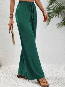 Dettaglio della vita elastica con coulisse su questi pantaloni a gamba larga verde scuro