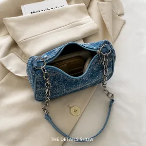 Innenansicht der blauen Denim-Achseltasche mit Platz für Handy und Geldbörse