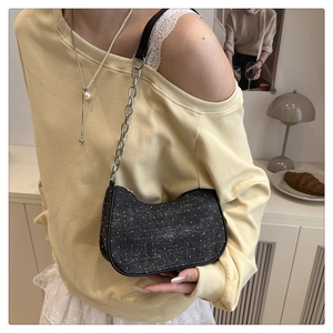 Détail du sac croissant noir avec strass et bandoulière en chaîne argentée