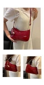 Détails du sac demi-lune en cuir verni rouge avec breloque cerise et chaîne dorée