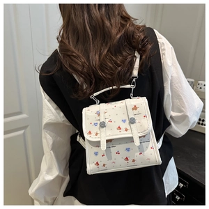 Rückansicht des weißen Mini-Rucksacks mit Cartoon-Hunden getragen von einem Model