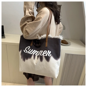 Detalle del bolso tote Summer con bordes deshilachados y correas marrones finas
