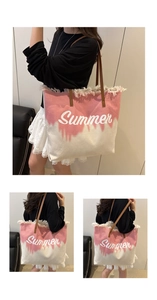 Detail van de franjes en roze kleurverloop op de canvas strandtas voor de zomer