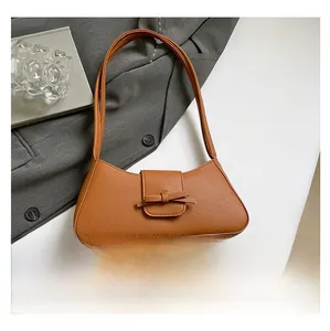 Vue détaillée du sac baguette marron en similicuir à motif litchi avec noeud