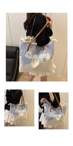 Detail van canvas tote bag met blauw verloop, franjes en leren handvatten