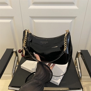 Sac Sous le Bras en Cuir Verni Brillant à la Mode pour Femmes Sac à Épaule Hobo Brillant Tendance Avec Chaîne en Métal et Pendentif Cerise Sac à Main Décontracté Urbain