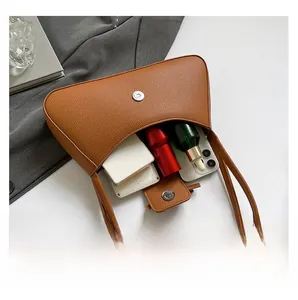 Vue intérieure d'un sac porté épaule en cuir marron montrant sa capacité de rangement