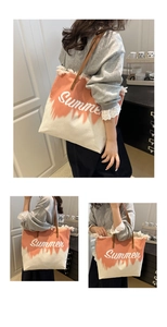 Detail van de oranje-witte canvas tas met rafelingen en Summer tekst op de voorkant