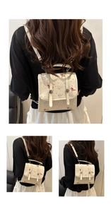 Detail eines Mini-Rucksacks mit Dackel- und Wolkenprint für den täglichen Gebrauch