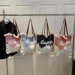 Canvas draagtassen met franjes, zomerprint en leren riemen in diverse kleurverloopkleuren