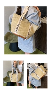Detail der Strohtasche mit braunem Lederboden und Summer & Beauty Gurtbandgriffen