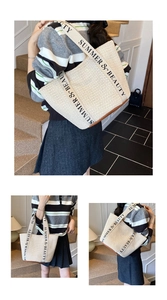 Drei Ansichten einer Stroh-Shopper-Tasche mit Buchstaben-Trageriemen und Lederboden